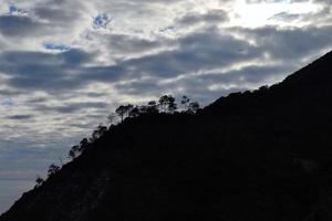 Gleitschirm auf bewölktem Himmel in Monterosso Cinque Terre Italien foto