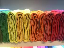 viele verschiedene farben mann badeanzüge unterwäsche in einem geschäft foto