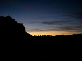 Sonnenuntergang auf Dolomiten Berge Aussicht von passo delle erbe sass de Putia Winter Jahreszeit foto