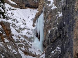 Eis auf dem Felsen auf den Fanes-Bergdolomiten im Winterpanorama foto