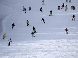 viele skifahrer skifahren in den dolomiten gardena tal schneeberge foto