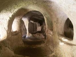 palazzolo acreide latomie steinbrüche alte römische gräber foto