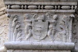 venedig, italien - 15. september 2019 - dogenherzoglicher palast hauptstadt der säule am wegerand skulptur detail foto