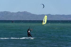 la ventana, mexiko - 16. februar 2020 - kitesurfen auf dem wi foto