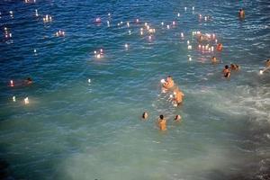 camogli, italien - 6. august 2017 - stella maris traditionelle kerzen auf der seefeier foto