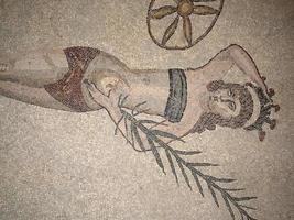 Bikini-Bademädchen im antiken römischen Mosaik der Villa del Casale, Sizilien foto