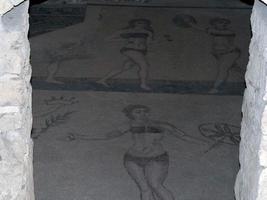 Bikini-Bademädchen im antiken römischen Mosaik der Villa del Casale, Sizilien foto