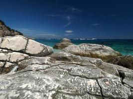 Möwenbucht Baia dei Gabbiani Strand Sardinien Blick auf kristallklares Wasser foto