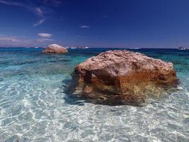 Möwenbucht Baia dei Gabbiani Strand Sardinien Blick auf kristallklares Wasser foto