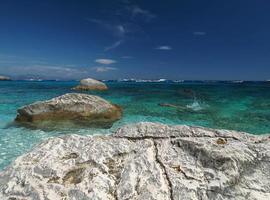 Möwenbucht Baia dei Gabbiani Strand Sardinien Blick auf kristallklares Wasser foto