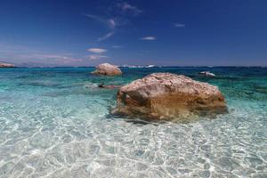 Möwenbucht Baia dei Gabbiani Strand Sardinien Blick auf kristallklares Wasser foto