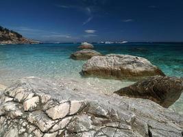 Möwenbucht Baia dei Gabbiani Strand Sardinien Blick auf kristallklares Wasser foto