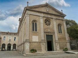 alte ostia malerische mittelalterliche dorfkirche foto