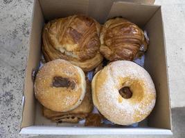 Donuts und Croissant Box foto