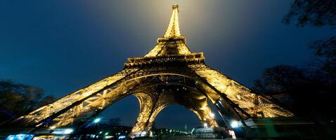 Tour Eiffel beim Nacht im schwarz und Weiß foto