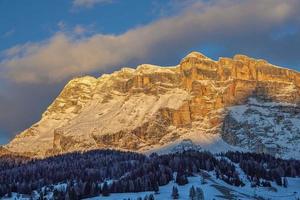 croce Berg Dolomiten beim Sonnenuntergang foto