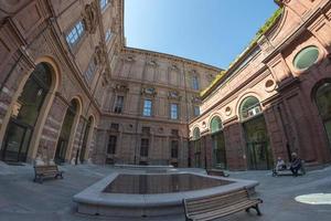 turin, italien - 17. juni 2017 - tourist, der ägyptisches museum besucht foto