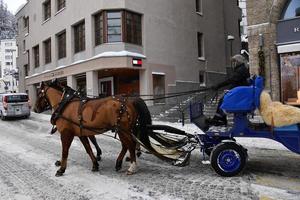 st Moritz, Schweiz - - Dezember 30 2017 - - Luxus Stadt, Dorf überfüllt von Touristen zum Neu Jahre Vorabend foto