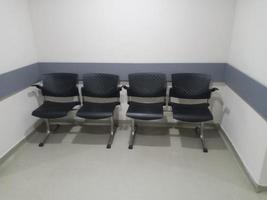 Öffentlichkeit warten Sitze im ein Reihe. Krankenhaus oder Regierung Gebäude Stühle, Konferenz. foto