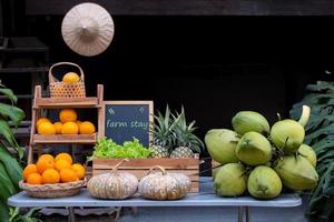 gesund natürlich Vielfalt von Früchte auf das Tabelle beim das Bauernhof bleibe foto