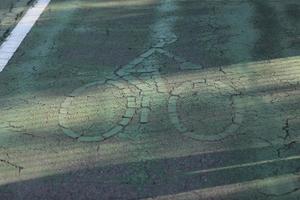 alt Fahrrad Zeichen auf ein Besondere Grün Fahrrad Fahrbahn zum Radfahren. selektiv Fokus.hoch Qualität Foto