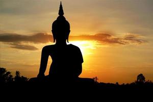 großer buddha silhouette sonnenuntergang hintergrund.makha bucha day.vesak day.asanha bucha.buddhist fastete. foto