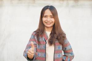 asiatisch Frau erziehen Hand zeigen großartig Zeichen foto