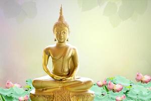 Makha Asanaha Visakha Bucha Day goldenes Buddha-Bild. Hintergrund von Bodhi-Blättern mit leuchtendem Licht. weiches Bild und weicher Fokusstil foto