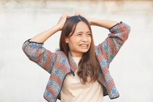 asiatisch Frau hat juckend Kopf von Schuppen foto