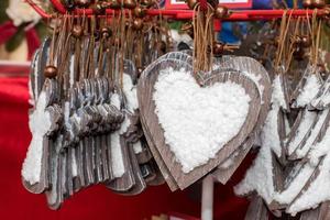 Weihnachtsschmuck auf dem Straßenmarkt foto