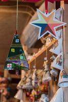 Weihnachtsschmuck auf dem Straßenmarkt foto