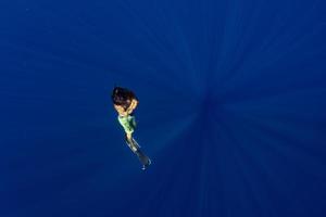Freitaucher im Blau Pazifik Ozean foto
