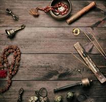 Klangschalen aus Kupfer, Gebetsperlen, Gebetstrommel und andere tibetische religiöse Gegenstände zur Meditation foto