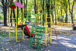 Fotografie zum Thema leerer Spielplatz mit Metallrutsche für Kinder foto