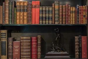 Regal für antike und seltene Bücher foto