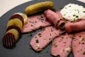 Roastbeef mit Bratkartoffeln und Remoulade foto