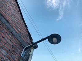 Straße Lampe Nächster zu Backstein Mauer mit Blau Himmel foto