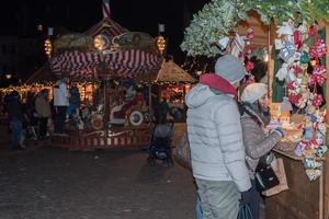 trento, italien - 1. dezember 2015 - leute am traditionellen weihnachtsmarkt foto