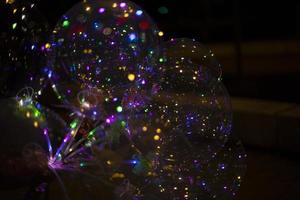 farbig Bälle im dunkel. LED Licht. transparent Ball mit farbig Beleuchtung. foto