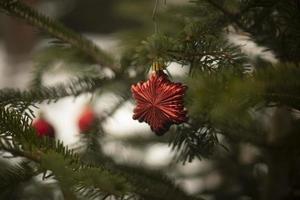 rot Spielzeuge auf Weihnachten Baum. Weihnachten Dekorationen. rot Bälle. foto