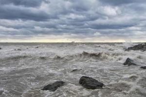 Meer Sturm auf das Ufer foto