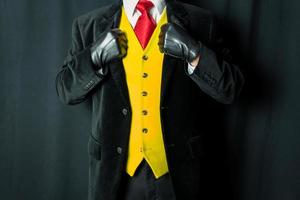 Porträt von Mann im dunkel passen und Gelb Weste und rot Krawatte und Leder Handschuhe. Jahrgang Stil. retro Mode. foto