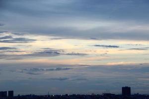 dunkel Blau Wolke mit Weiß Licht Himmel Hintergrund und Mitternacht Abend Zeit foto