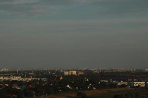 dunkel Blau Wolke mit Weiß Licht Himmel Hintergrund und Stadt Licht Mitternacht Abend Zeit foto