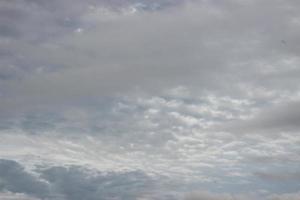 Sonnenuntergang Himmel über schwer dunkel Wolken fast regnet mit dramatisch Strahlen von Licht leuchtenden Nieder Hintergrund und Stadt Abend Zeit foto