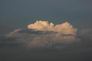 dunkel Blau Wolke mit Weiß Licht Himmel Hintergrund und Stadt Licht Mitternacht Abend Zeit foto