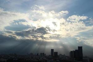 dunkel Blau Wolke mit Weiß Licht Himmel Hintergrund und Stadt Licht Mitternacht Abend Zeit foto