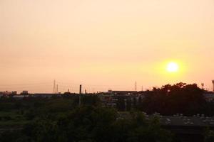 Sonnenuntergang dunkel Blau Wolke mit Weiß golden Licht Himmel Hintergrund und Stadt Licht Mitternacht Abend Zeit foto