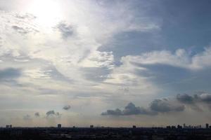 Weiß grau wolkig paradiesisch Blau Himmel Hintergrund Wolkenlandschaft foto