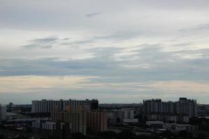 dunkel Blau Wolke mit Weiß Licht Himmel Hintergrund und Stadt Licht Mitternacht Abend Zeit foto